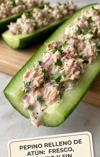 Pepinos rellenos de atún con crema de queso y cebollino, servidos en tabla de madera